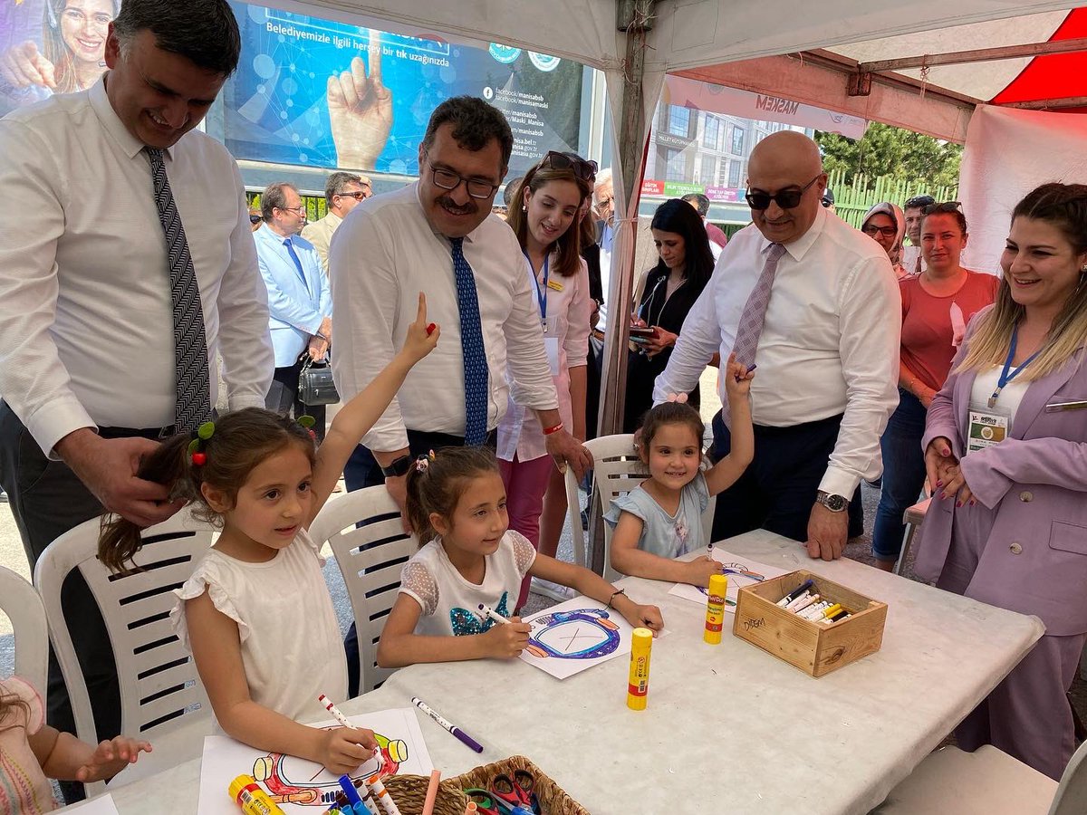 giced2022's tweet photo. TÜBİTAK Başkanı Sayın @ProfHasanMandal Manisa Celal Bayar Üniversitesi Rektörü Sayın  Ahmet ATAÇ, TÜBİTAK 4007 Manisa Bilim Şenliği kapsamında sponsor/paydaş kurum olan Geleceğin İklimi ve Çocuk Eğitimi Derneği (GİÇED) standlarını ziyaret ettiler. 🌿 https://t.co/sdDlMZcYG8
