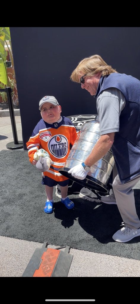 m_dan25's tweet photo. Hey @EdmontonOilers. Ben was checking out the Cup to make sure there was an empty space for his friends. It’s confirmed, there is. Let’s play La Bamba tonight, we will be home for round 2! #LetsGoOilers  #BenOilersStrong https://t.co/QdnhHm3wHF