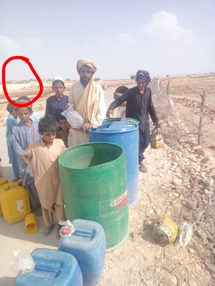 AkhtarBugti20's tweet photo. اتنے  گیس پائپ لائن  پنجاب لے جا رہے ہو پیرکوہ سے، بدلےمیں اک پانی والا لائن بھی دیتے تو یہ کربلا والا مناظر  پیرکوہ کے غریب لوگوں نہیں  دیکھتے،
پانی دو - گیس لو 
#PirKohKoPaniDo https://t.co/Jge7aFinhH
