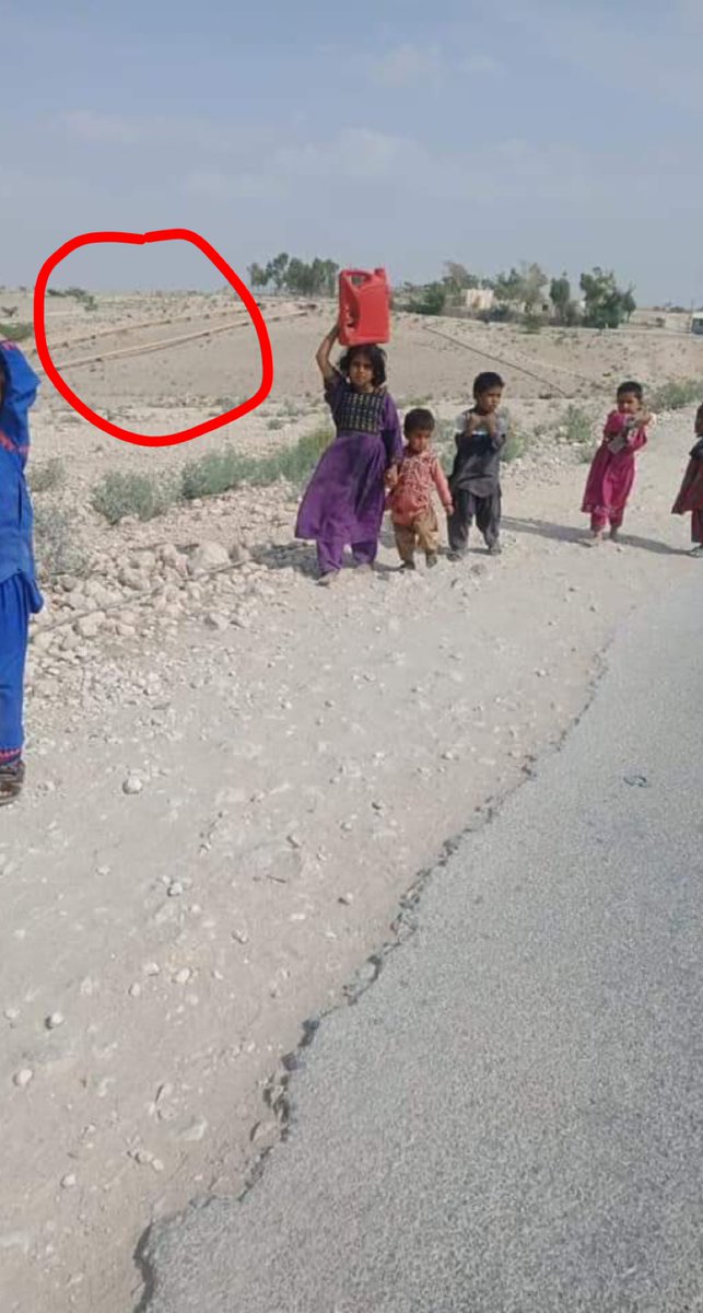 AkhtarBugti20's tweet photo. اتنے  گیس پائپ لائن  پنجاب لے جا رہے ہو پیرکوہ سے، بدلےمیں اک پانی والا لائن بھی دیتے تو یہ کربلا والا مناظر  پیرکوہ کے غریب لوگوں نہیں  دیکھتے،
پانی دو - گیس لو 
#PirKohKoPaniDo https://t.co/Jge7aFinhH