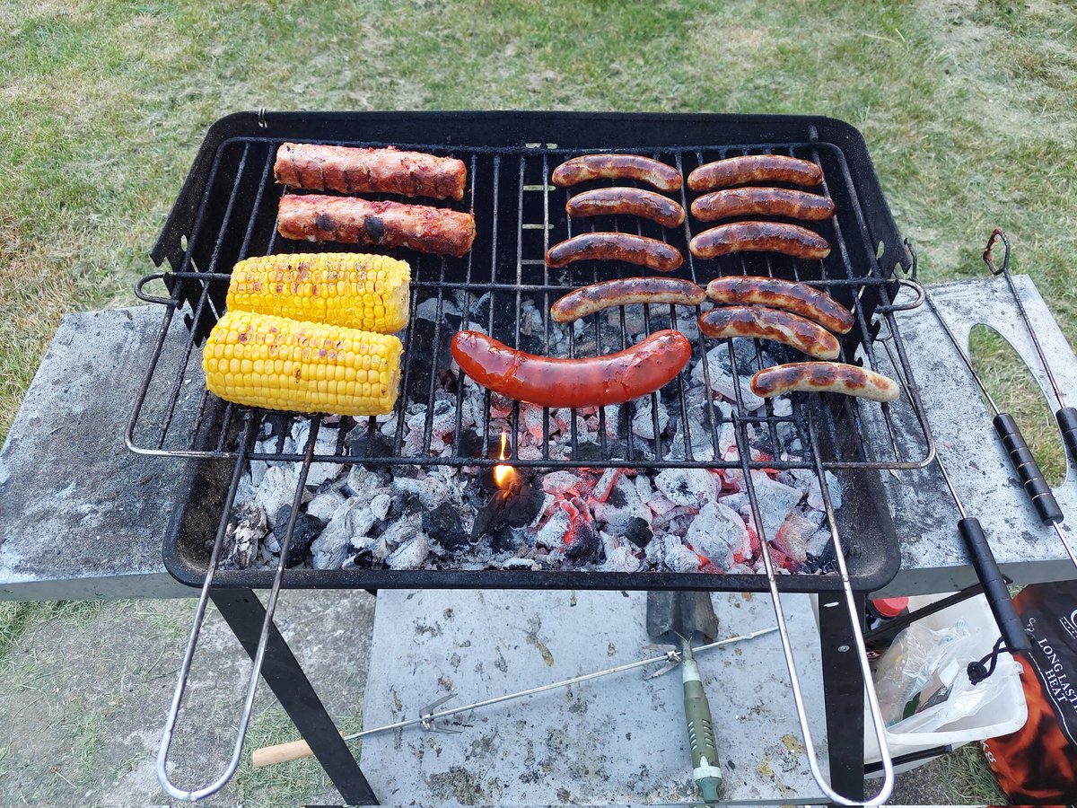 LolassCZ's tweet photo. Takové to lehčí sobotní grilování 🤩🔥 https://t.co/Sh1bDjf9FY