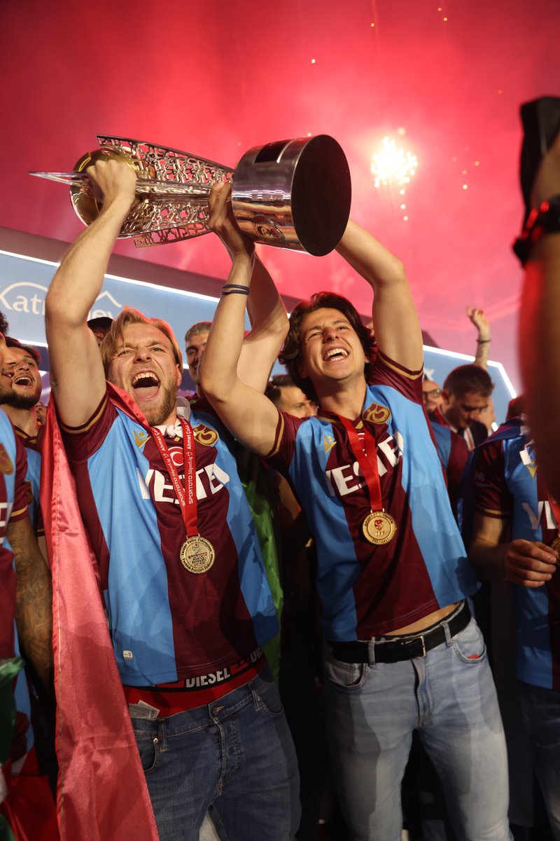 Trabzonspor's tweet photo. Gecenin rüyası! #İnadıylaŞampiyon 

🏆🏆🏆🏆🏆🏆🏆🏆🏆🏆🏆🏆 https://t.co/XryzCKpN5E