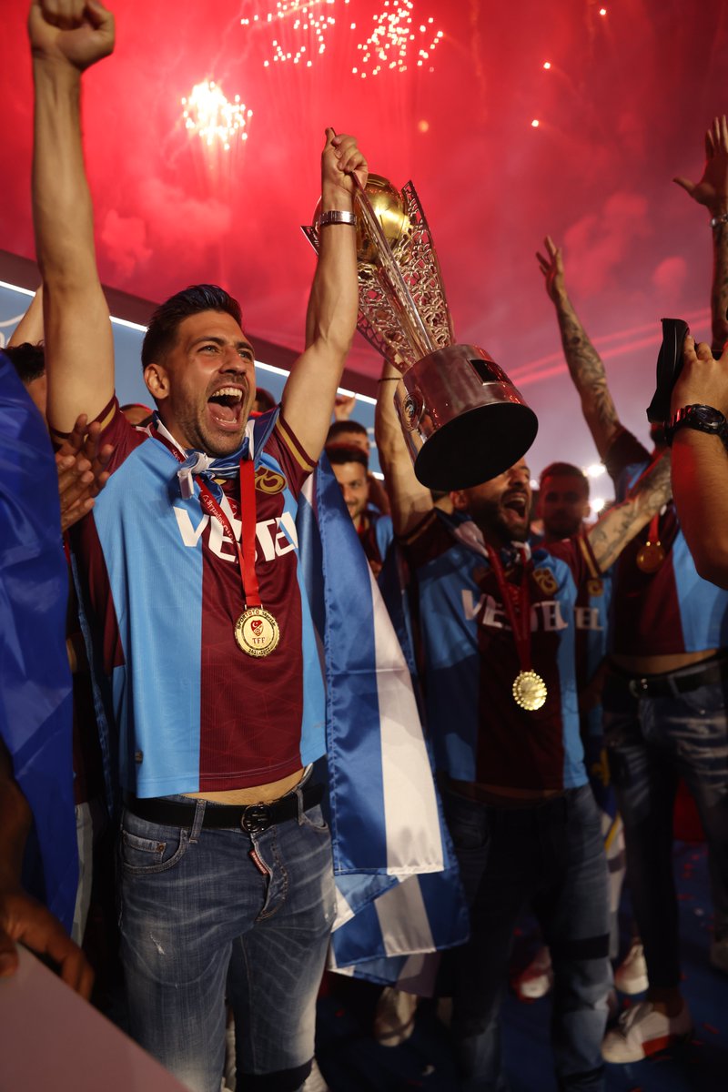 Gecenin rüyası! #İnadıylaŞampiyon 

🏆🏆🏆🏆🏆🏆🏆🏆🏆🏆🏆🏆