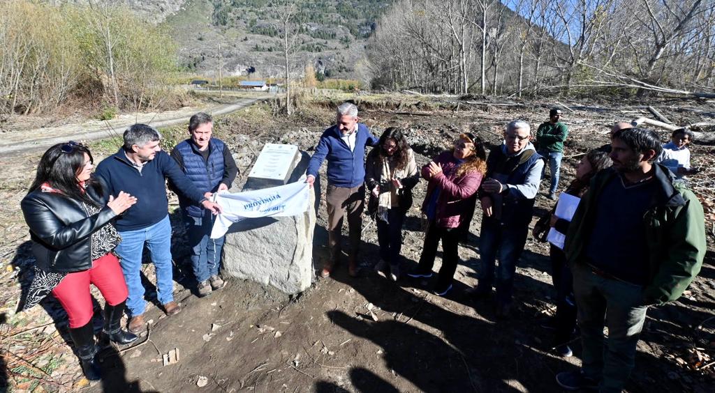 Escuela Técnica N°7727 de El Hoyo 🏫👇

✅Arcioni colocó la piedra fundacional en el terreno donde el <a href="/gobiernochubut/">Gobierno del Chubut</a> construirá el nuevo edificio.