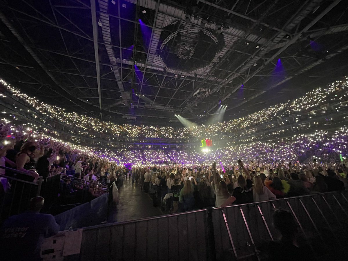 Mixer_Notice's tweet photo. Ya se que con estos trajes voy a llorar mas que nunca cuando canten between us #LittleMixLastShow https://t.co/lJK8Tm8l93