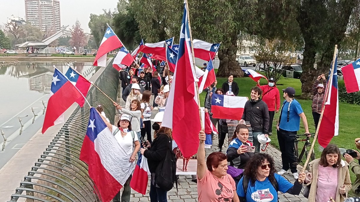 Equipo_Patriota's tweet photo. Agradecemos a todas las personas que asistieron hoy a la convocatoria del Monumento a la Aviación.
Cuando te digan que no somos tantos en las calles, recuerda que la Independencia de Chile fue iniciada por cuatro personas.
Gracias @marapoquindo3 por las fotos. @melnicksergio 🇨🇱 https://t.co/tYjPAOahkQ