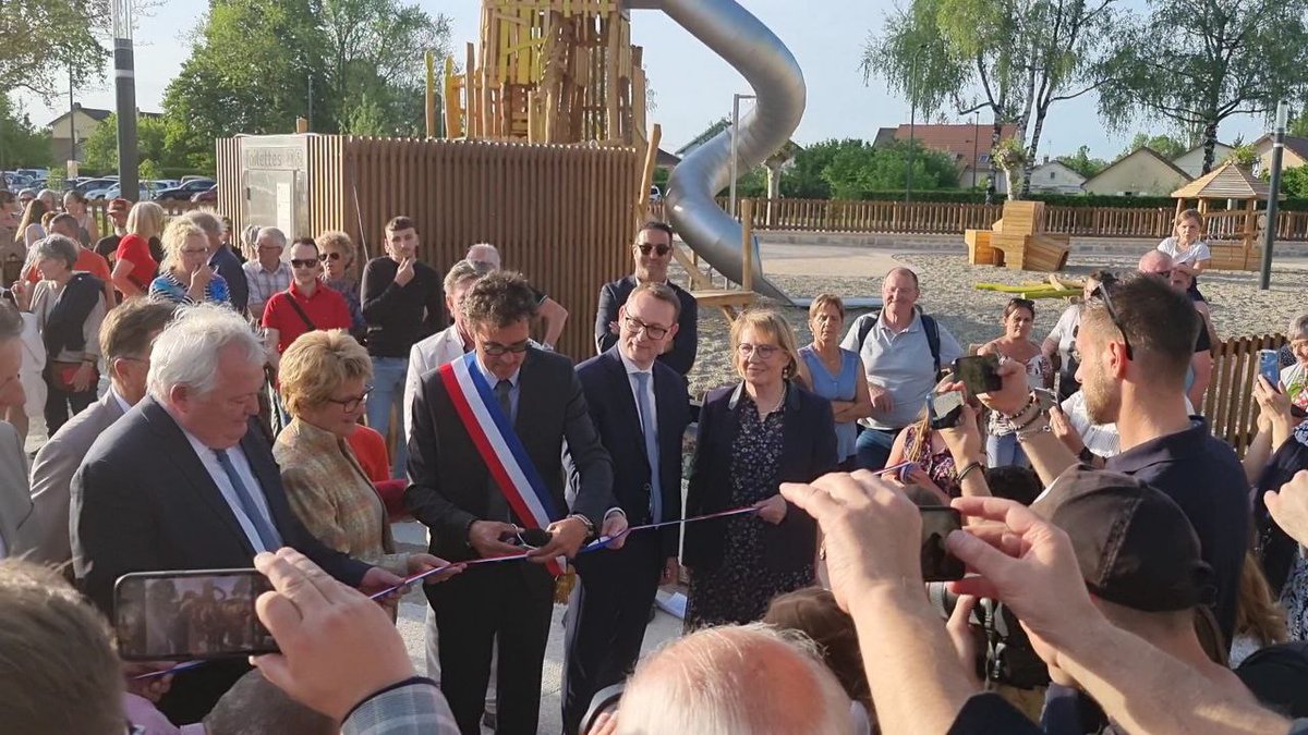 alexbruckert's tweet photo. l'inauguration de la place du colombier a bletterans avec notre députée @dbrulebois
Toujours dans l'action 👏 https://t.co/SsyvUHrRpB