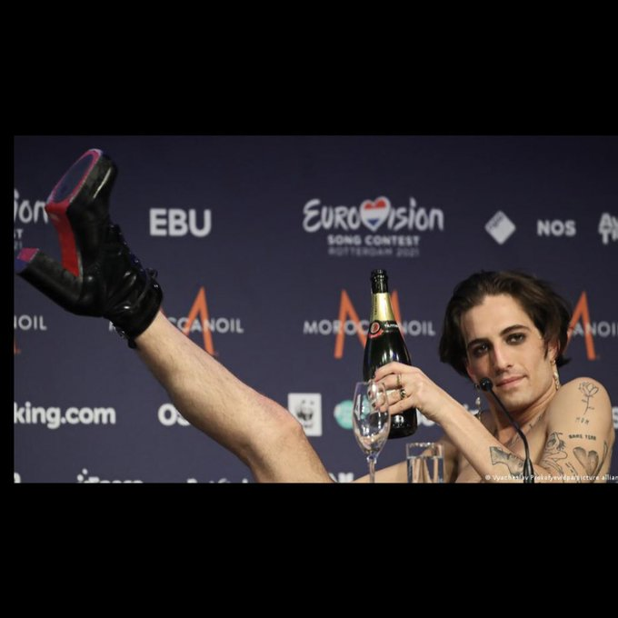 Que Damiano el de Maneskin está cojo y ha ido a posta a la sala de prensa a hacerse esta foto por los jajas, vaya referente: