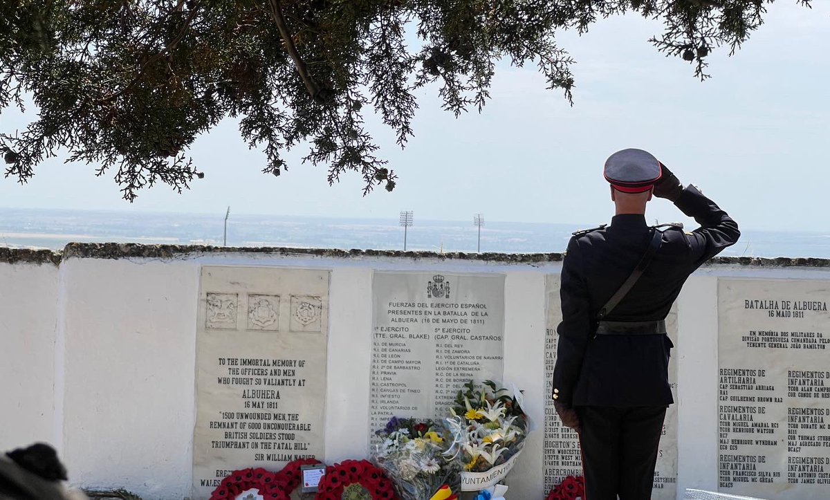 CsBadajoz's tweet photo. 🍊 Esta mañana nuestra concejala de RRHH, #HitosMogena, ha asistido en Elvas a la ceremonia del aniversario de la batalla de La Albuera y de los sitios de Badajoz en el British Cemetery.

🇪🇸 Hemos depositado un ramo de flores en la placa dedicada a los militares españoles caídos. https://t.co/rjMGrnSNOX