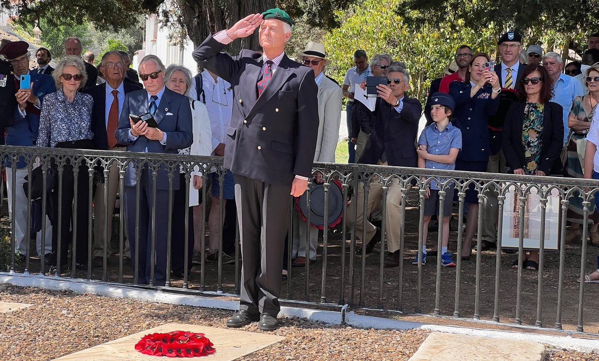 CsBadajoz's tweet photo. 🍊 Esta mañana nuestra concejala de RRHH, #HitosMogena, ha asistido en Elvas a la ceremonia del aniversario de la batalla de La Albuera y de los sitios de Badajoz en el British Cemetery.

🇪🇸 Hemos depositado un ramo de flores en la placa dedicada a los militares españoles caídos. https://t.co/rjMGrnSNOX
