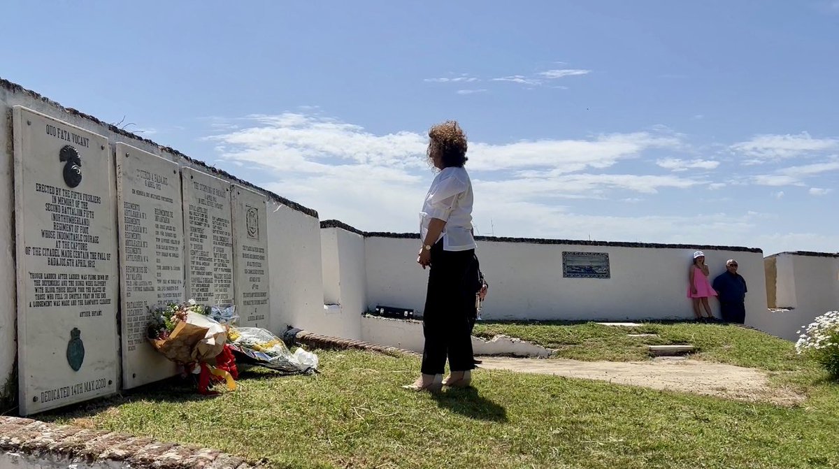 CsBadajoz's tweet photo. 🍊 Esta mañana nuestra concejala de RRHH, #HitosMogena, ha asistido en Elvas a la ceremonia del aniversario de la batalla de La Albuera y de los sitios de Badajoz en el British Cemetery.

🇪🇸 Hemos depositado un ramo de flores en la placa dedicada a los militares españoles caídos. https://t.co/rjMGrnSNOX