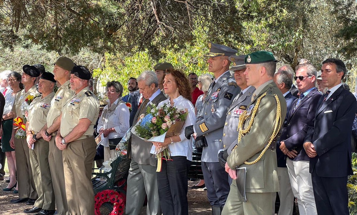 CsBadajoz's tweet photo. 🍊 Esta mañana nuestra concejala de RRHH, #HitosMogena, ha asistido en Elvas a la ceremonia del aniversario de la batalla de La Albuera y de los sitios de Badajoz en el British Cemetery.

🇪🇸 Hemos depositado un ramo de flores en la placa dedicada a los militares españoles caídos. https://t.co/rjMGrnSNOX