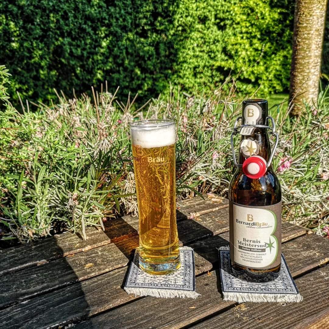 brunnenbraeu's tweet photo. BernardiBräu - Bernis Meistersud (****) 4,8%
#beerwithaview #beeronthecarpet
#bernardibräu #bieralp #bernismeistersud #helles #hellesvollbier #vollbier #meistersud https://t.co/YsH5no1w02