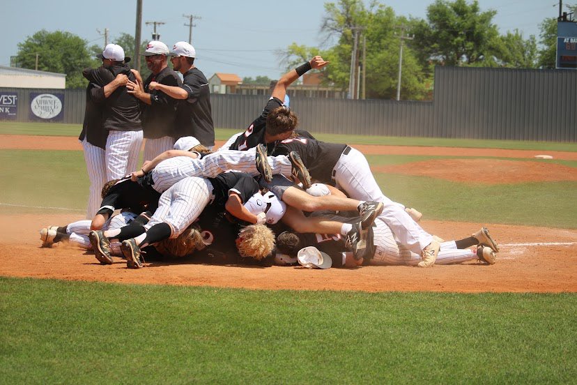 WashWarriorBB's tweet photo. History was Made! First State Championship for Washington Baseball!! It Could not have happened for a better team of boys and coaches!
#wonthelastone WTLO 💍🏆🥇
#loveeveryone LEO
#5-14 is a great day! 
#dogpile https://t.co/jVGUUwFERK