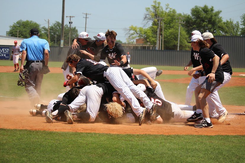 WashWarriorBB's tweet photo. History was Made! First State Championship for Washington Baseball!! It Could not have happened for a better team of boys and coaches!
#wonthelastone WTLO 💍🏆🥇
#loveeveryone LEO
#5-14 is a great day! 
#dogpile https://t.co/jVGUUwFERK