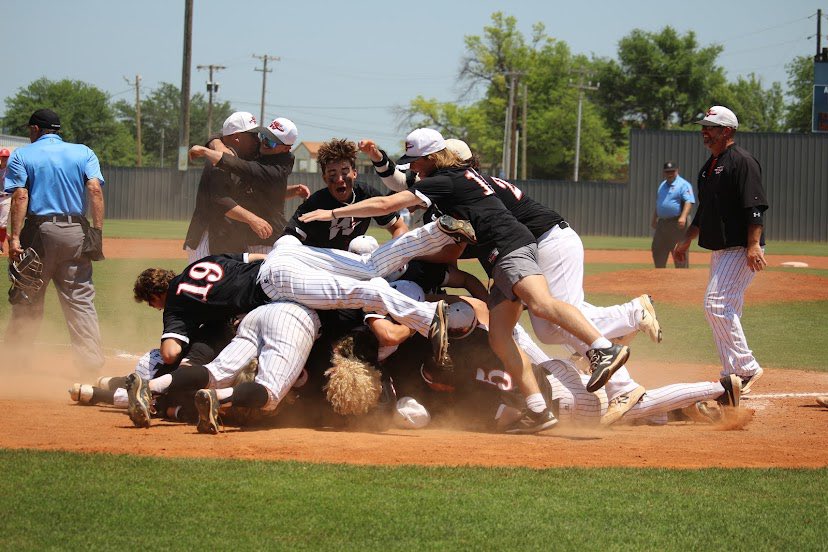 WashWarriorBB's tweet photo. History was Made! First State Championship for Washington Baseball!! It Could not have happened for a better team of boys and coaches!
#wonthelastone WTLO 💍🏆🥇
#loveeveryone LEO
#5-14 is a great day! 
#dogpile https://t.co/jVGUUwFERK