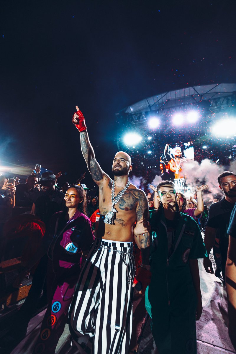 maluma's tweet photo. Todos los días me levanto pensando en este momento, no esta de más volver a decir. GRACIAS MEDELLÍN! https://t.co/BLDg94g3sC