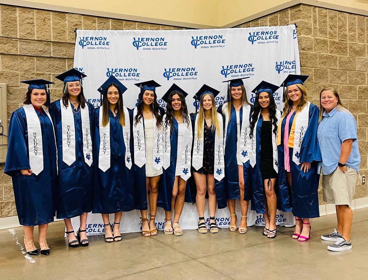 vernoncollegesb's tweet photo. Very proud of these young ladies for being great student athletes! One chapter closes as another begins! #ChapsForLife👌🏼 https://t.co/ddjqIS4YX3