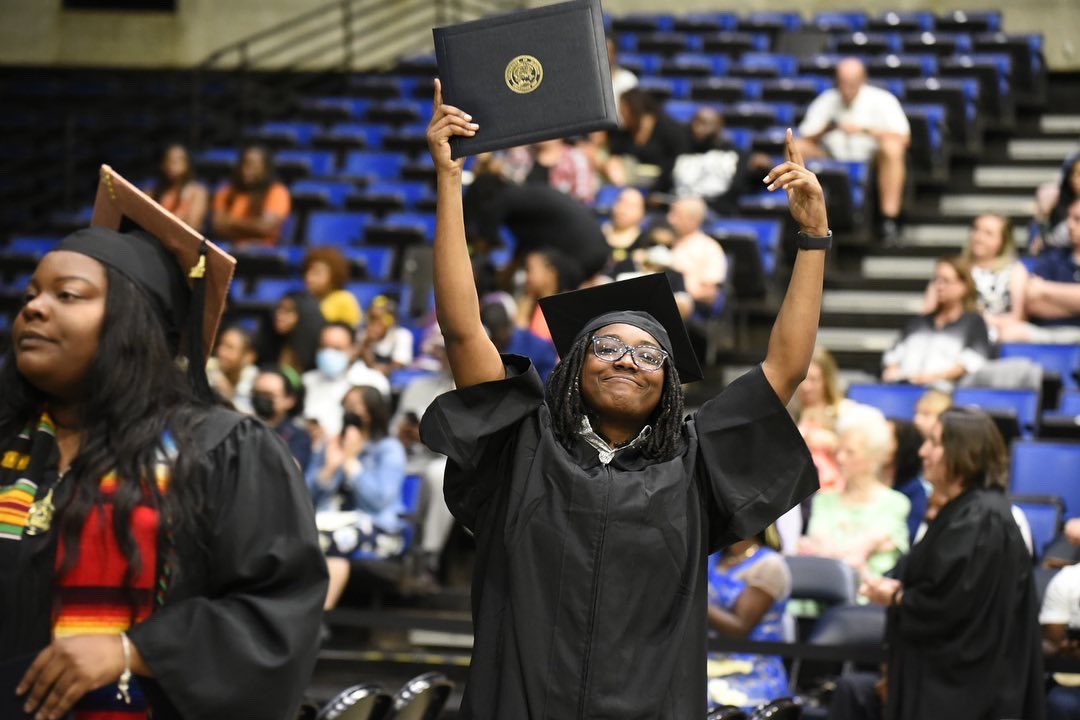 UISedu's tweet photo. Congratulations to all of the #UISedu Class of 2022 graduates who took part in the College of Liberal Arts and Sciences Commencement Ceremony today! #UIS22 https://t.co/Mq2rcJuwGm