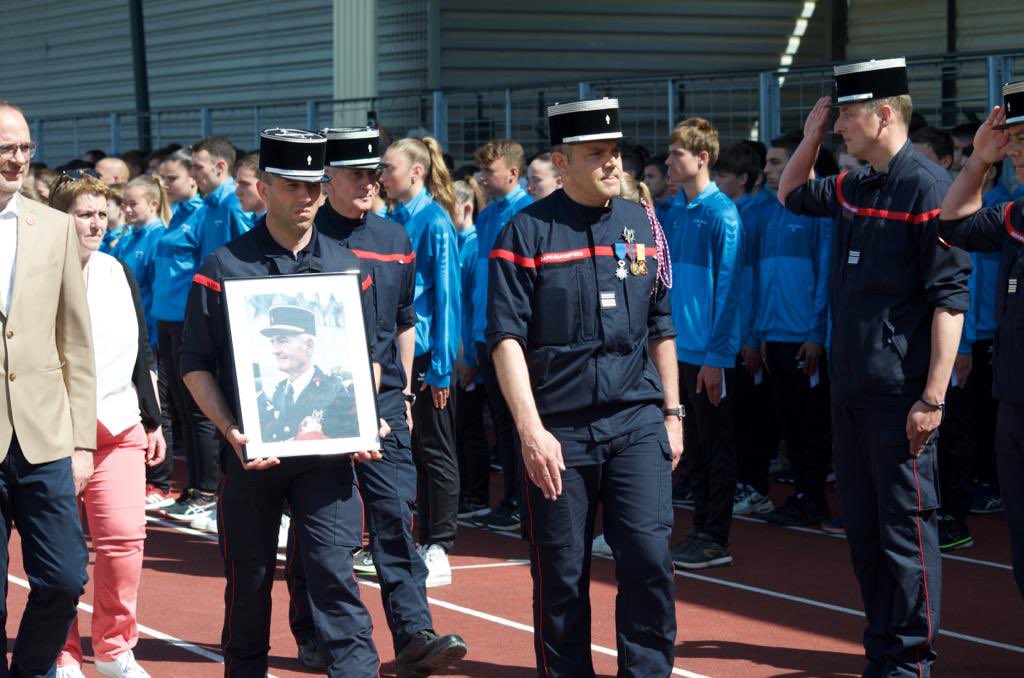 SDIS_18's tweet photo. Retour sur une bien belle journée d’émotion, de cohésion et de dépassement de soi. Plus de 800 sapeurs-pompiers et JSP de la région CVL et francilienne sous le ☀️ qui ont contribué à faire de cette FINAREG une réelle réussite. 👏👏 bénévoles du @SDIS_18 et @UnionPompiers18 https://t.co/ATDcyylL8I