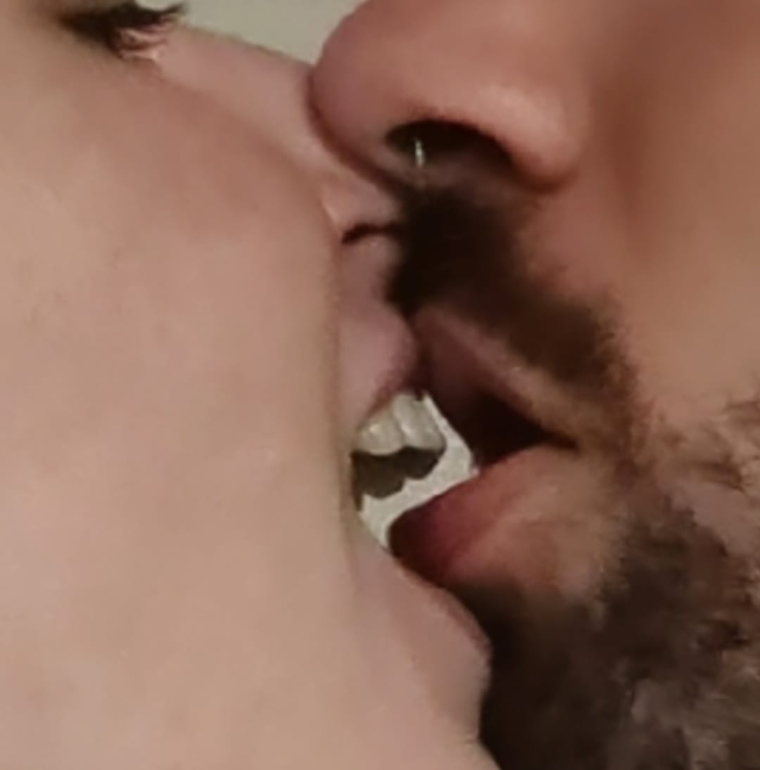 HugoAleksandra's tweet photo. Samedi soir humide par ici #sensual #frenchkiss #couple https://t.co/EPQ6NYCdiu