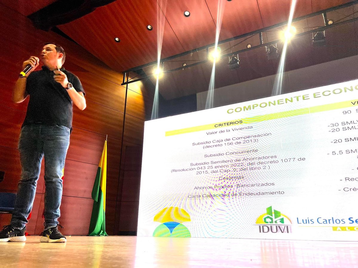 LuisCa_Alcalde's tweet photo. Reunidos con el primero de los cuatro grupos de postulantes, a quienes socializamos nuestro gran proyecto de Vivienda Interés Social y Prioritaria de #ChíaEducadaCulturalYSegura.
Trabajamos para cumplir los sueños de quienes mas lo necesitan en nuestra ciudad. @AlcaldiaChia https://t.co/MtBrwZwQ4B