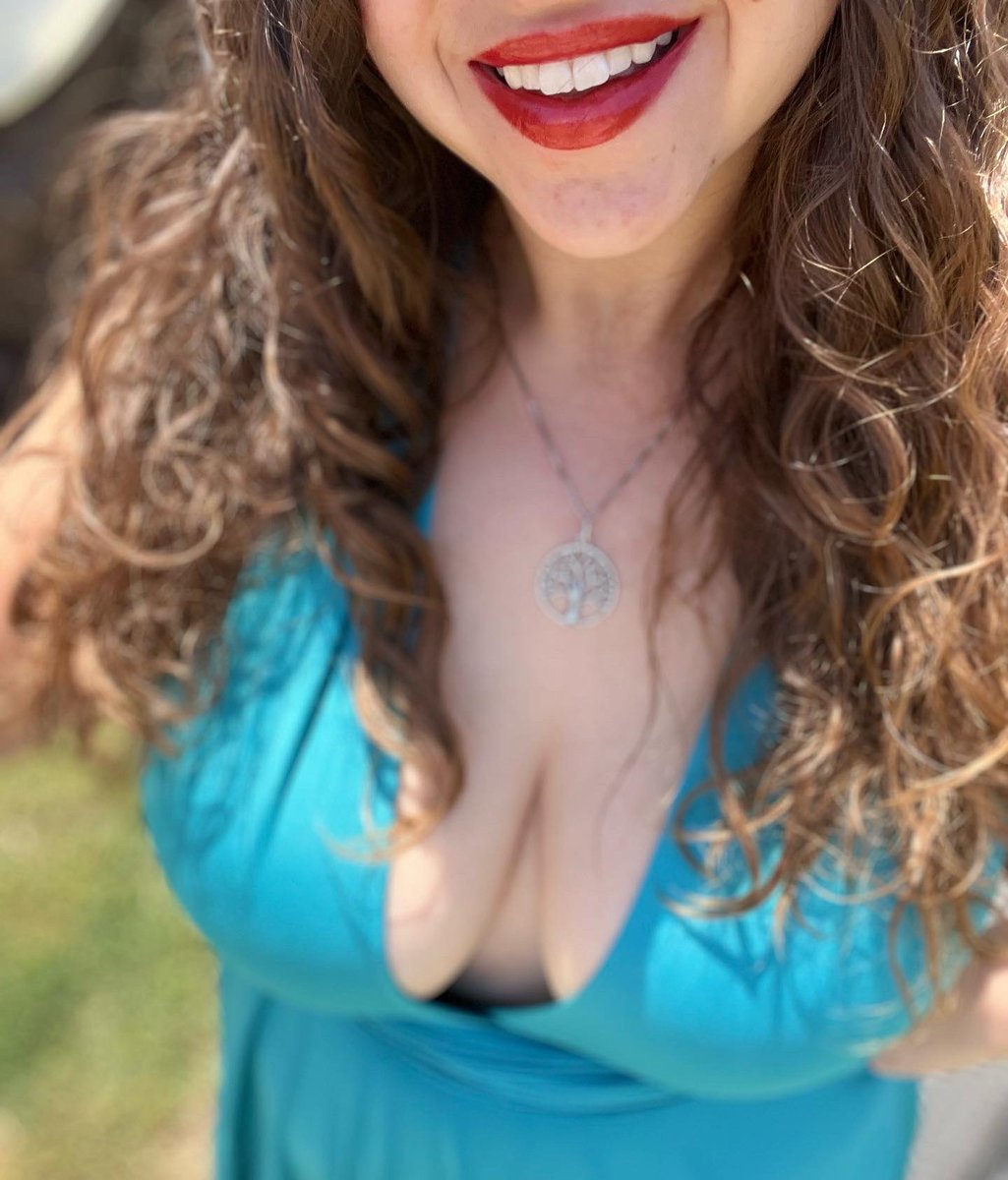 TinyHotToes's tweet photo. Different type of pic today since it’s so sunny and beautiful outside! SUBSCRIBE TO MY ONLYFANS https://t.co/xhgMK0zcCg  @onlyfanspromo99 #lipstick #redlips #sexywomen #closeup #bbw #bossbabe #onlyfans #ContentCreator #beautiful #goddess #buyerswanted https://t.co/rDxPqmN4cj