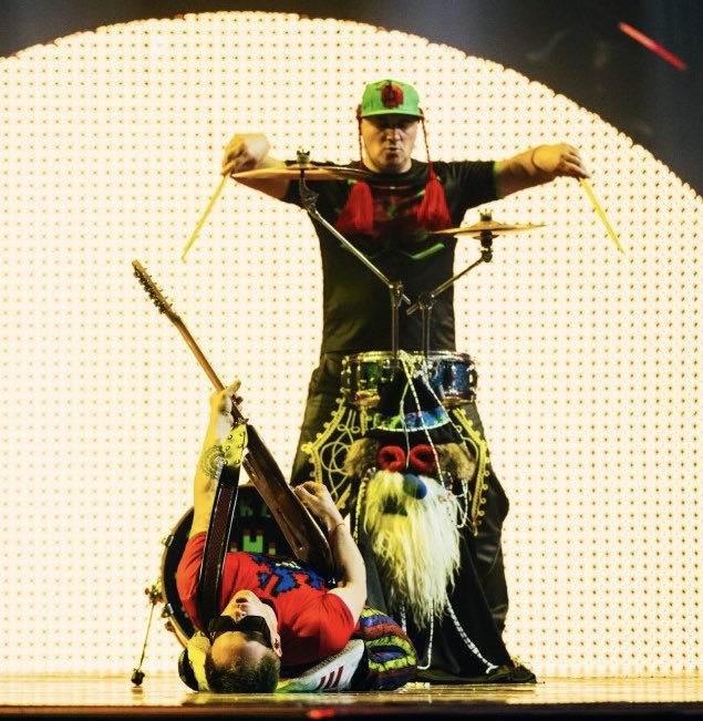 ImreGrimm's tweet photo. [Konzeptbesprechung des moldawischen ESC-Teams:]

„Ach, scheiß drauf! Du legst dich einfach mit Gitarre auf den Fußboden, und ich hänge mir so Zottelkram an die Trommel und an die Ohren. Ist noch Bier da?“
#ESC2022 #Eurovision #MLD https://t.co/a3BdRXdjaA