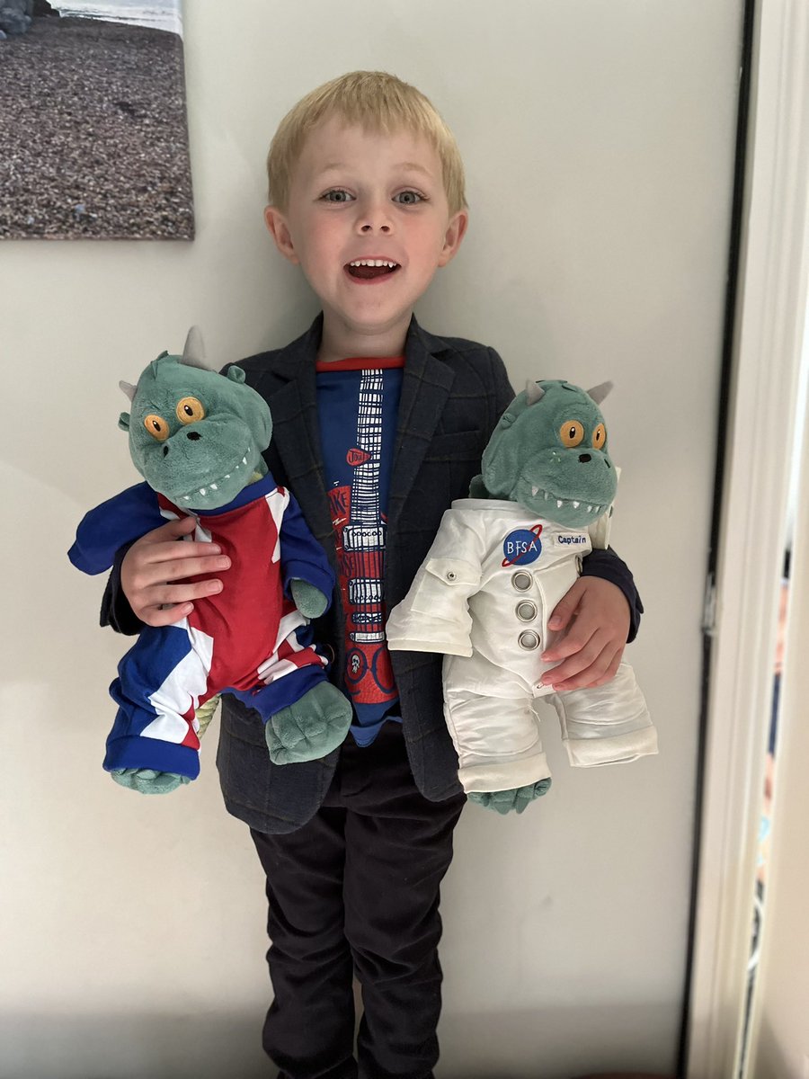 Littlelongc's tweet photo. Raa and Raa are big @SamRyderMusic fans! They have made a special effort with their outfits tonight! Good luck Sam! @bbceurovision @grahnort #teamSPACEMAN #Eurovision https://t.co/dnBspMSvzl