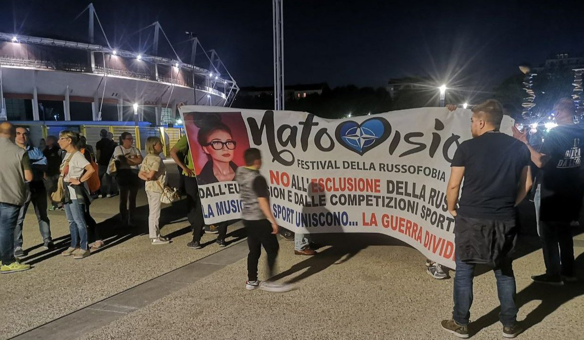 VarianteTorino's tweet photo. Siamo a Torino davanti all'ingresso #EscIta2022 per contestare l'esclusione della Russia dall' Eurovision e dalle competizioni sportive. La musica e lo sport uniscono.. la guerra divide #ESCITA #esc2022 https://t.co/1ESnLEOi9D
