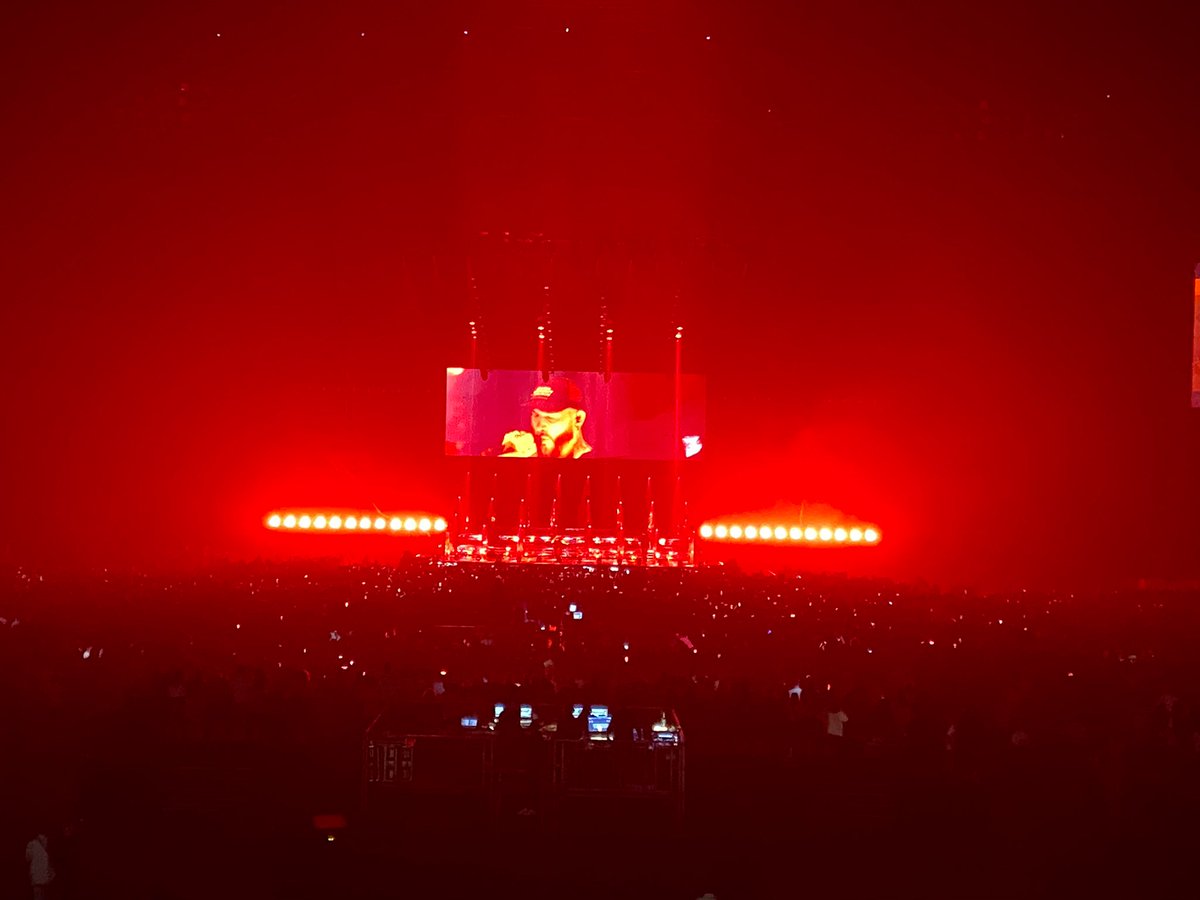 cachinolivier's tweet photo. On dira ce qu’on voudra, mais la @sexiondassaut a les tubes.
Le public de @ParisLaDefArena le sait et chante avec @GIMS, @Bmesrimes, @LEFAauthentique, @maskaleblanc9 @jrsexion @barackadama #MaDirection #CasquetteàLenvers #DisqueDor etc https://t.co/CXuL9HLQo1