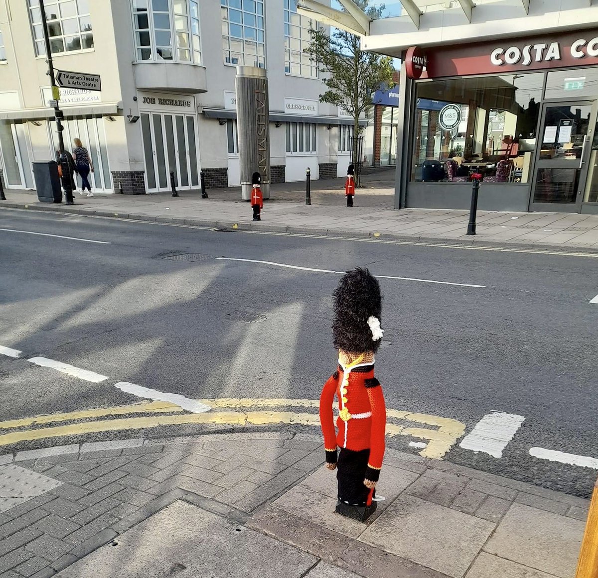 adamtranter's tweet photo. Someone in my town has crocheted special Queen’s Jubilee bollard sleeves which may be the most brilliantly British thing I have ever seen. https://t.co/SvpECa4Cfw