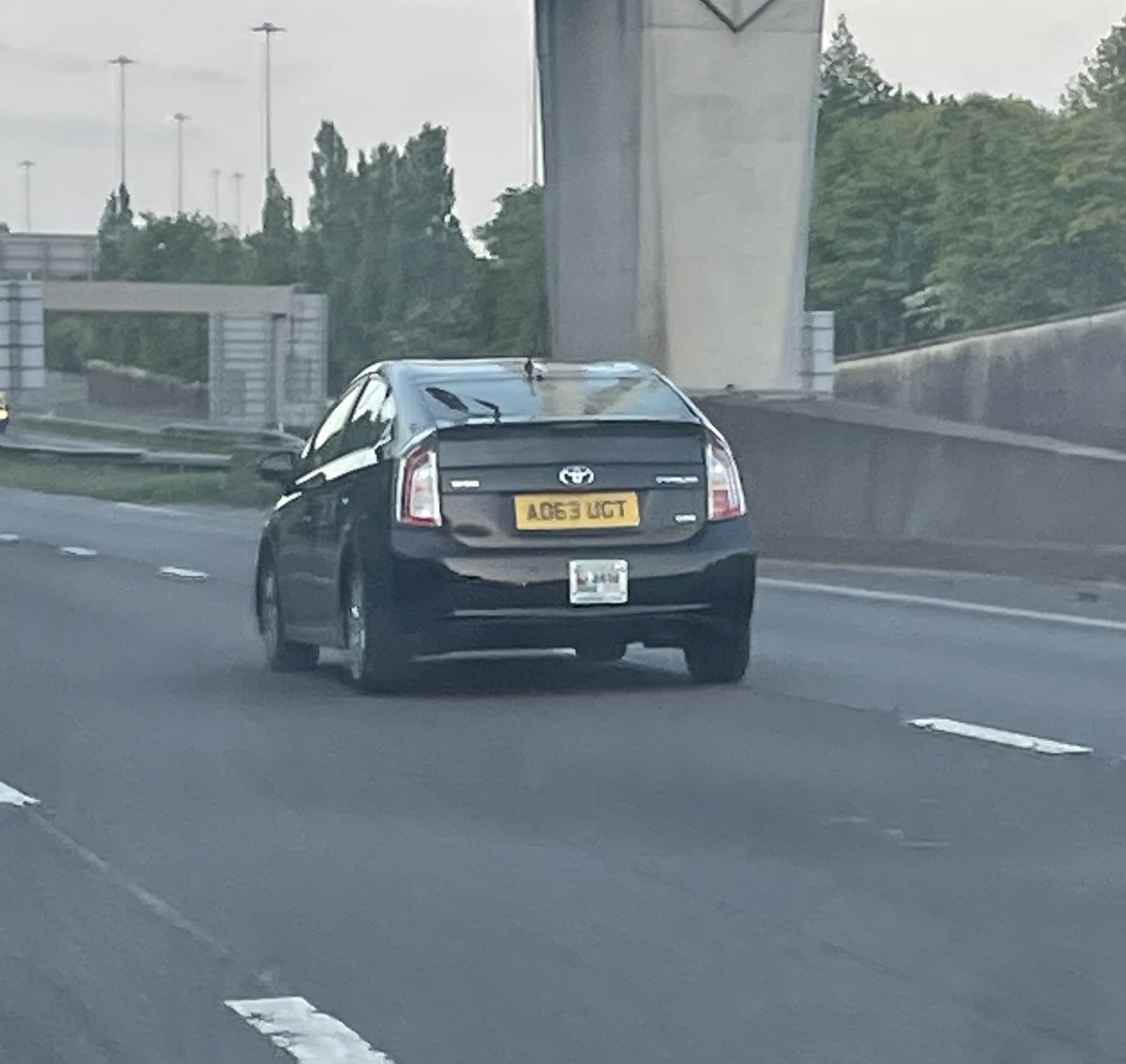 yozz81's tweet photo. @DeltaMerseyside This driver is embarrassing. Turning right into the m62 he cut me up causing me to slam on &amp; was all over the road. When I had the balls to overtake him I discovered he was looking down and eating from his lap!! Didn’t flinch to my horn at all. Head was just down https://t.co/LXVFNG1Vra