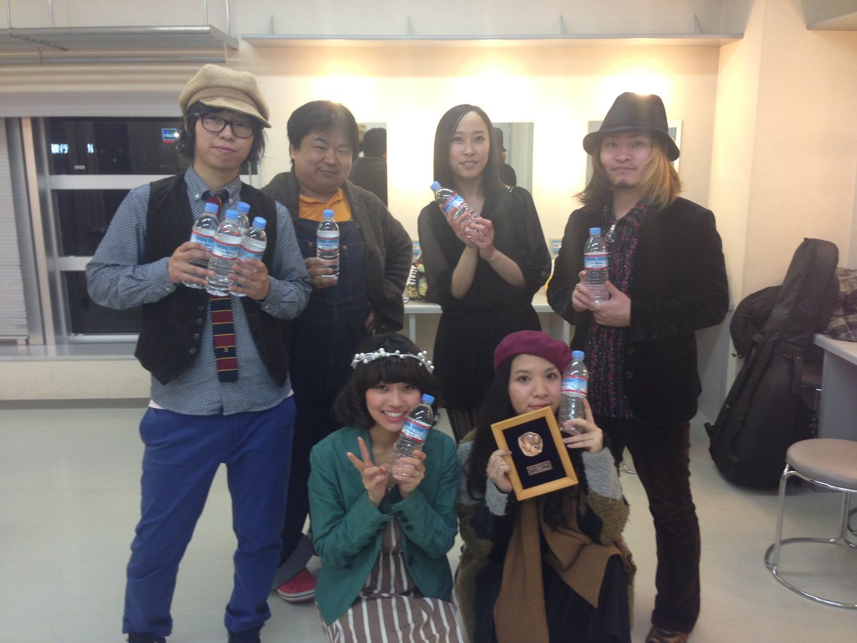 yucky_lennon's tweet photo. 出会った頃は仙人掌人形より先輩で、本当に互いに切磋琢磨できる人達。
一時期音楽から離れてしまったけど数年経っての今年復活なのにブランクを感じさせないどころかめっちゃ良い。
写真は2013年同じコンテストで互いに入賞した時の。耳に微炭酸、聴いてみてね。

#HOTNOTE #耳に微炭酸 #男女ユニット https://t.co/PquyadLAeo