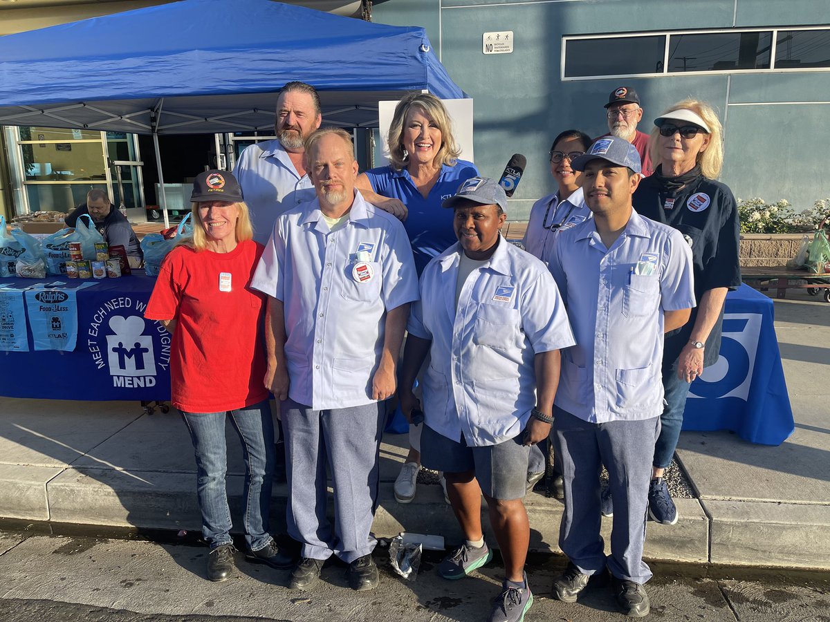 KTLAWeekendAM's tweet photo. Great day at @NALC_National’s annual #StampOutHunger Food Drive with @mendpoverty and @KTLA! Visit https://t.co/hPub8cUWyf for more information.
📸: @TheWendyBurch #KTLACommunity https://t.co/2xHtk9ZqBC