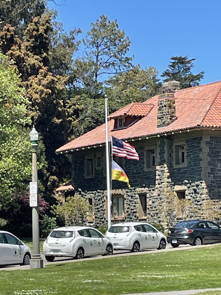 SFfogGoldFlag's tweet photo. The Fog and Gold flies! #Flagpole @Baytobreakers #halfmast #vexillology #sfflag #sanfrancisco #cityflag #oldglory #covid https://t.co/gXhUGlqAFI