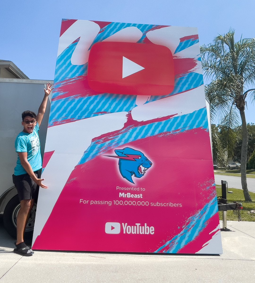 SouZaVisuals's tweet photo. I Just Built @MrBeast  The World's Largest 100,000,000 Subscriber Playbutton.  

(blow this tweet up so i can surprise him with it🥺) https://t.co/J6hgGaLcEK