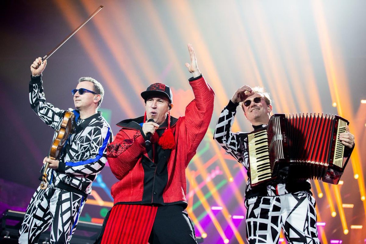 QuebeboVillegas's tweet photo. #Eurovision 
Nadie: "No se puede fusionar a Los Ramones con La Orquesta Mondragón".

Moldavia: "Sujétame el cubata". https://t.co/oKdBeXEuI4