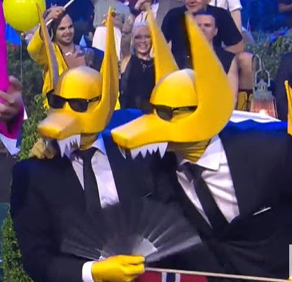 inkgambler_'s tweet photo. Yo arrimándome a mi madre cuando se abanica para que a mí también me dé el aire #Eurovision https://t.co/YwW0E2tjba