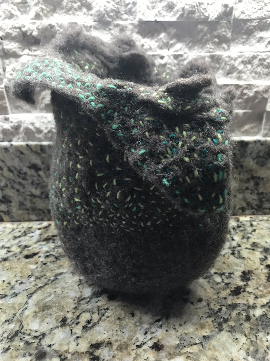 YarnsWool's tweet photo. En proceso: vasija de fieltro, con parte superior asimétrica, decorada con puntadas en lana. #artesanal #stitching #wetfelting #purewool #puntadas #homedecor #vellón #lana #fieltroamasado #rustic #slowstitching #decoración https://t.co/wyKkuiW5uI