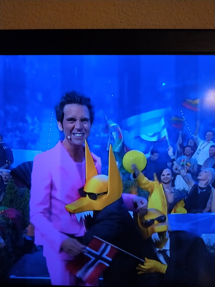 EverWipe's tweet photo. Los abrazos gratis del salón del manga #Eurovision https://t.co/4w5ROdGaNa