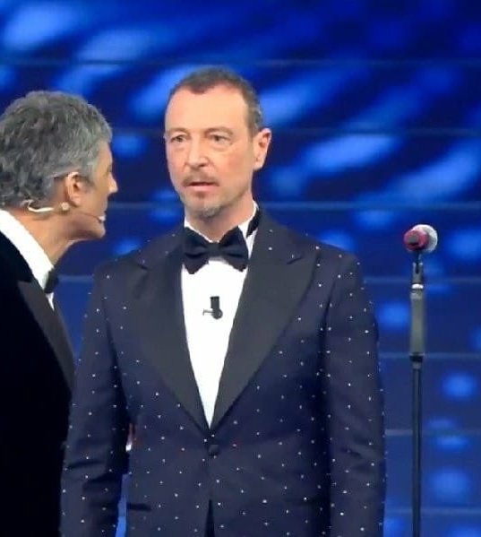 lilacpeony_'s tweet photo. Ama ora che vedrà che possono esibirsi 25 artisti entro le 23.
Amedeo noi ti amiamo lo stesso nonostante la settimana di notti in bianco che ci regali. 

#Eurovision #ESC2022 #Sanremo https://t.co/wcjROhWXAp