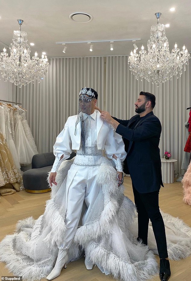 El de Australia se ha escapado de la peli 300 #EurovisionRTVE