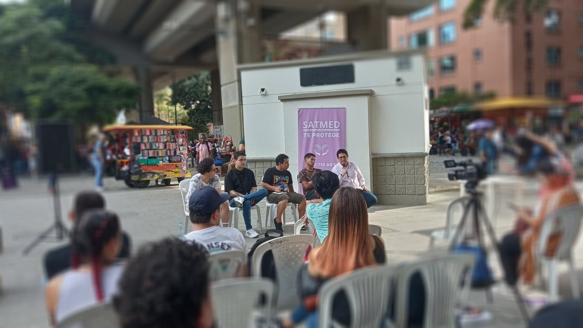 RedsVoz's tweet photo. Aquí estamos los que resistimos y persistimos la sociedad sin militarización, unos cracks quienes le dan hilo a esta importante conversación. #SomosAntimilitaristas
#YoObjeto 
@CasadelaMemoria @redepazant @JuventudMed https://t.co/SkuyfJur86