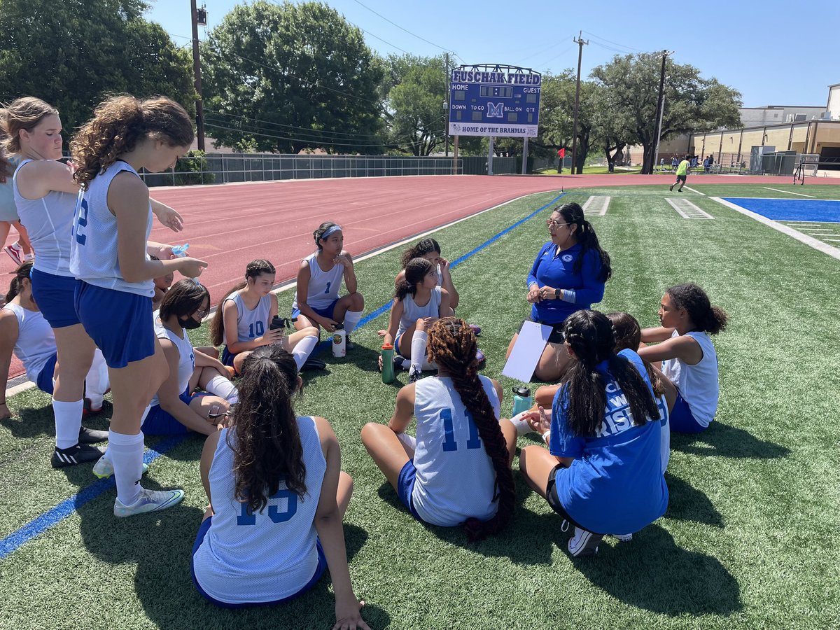 CoachArellano_'s tweet photo. And thatโs a wrap for our soccer season. ๐๐คโฝ๏ธ๐ฎ #YearlingPride https://t.co/37Uh6wkF0x