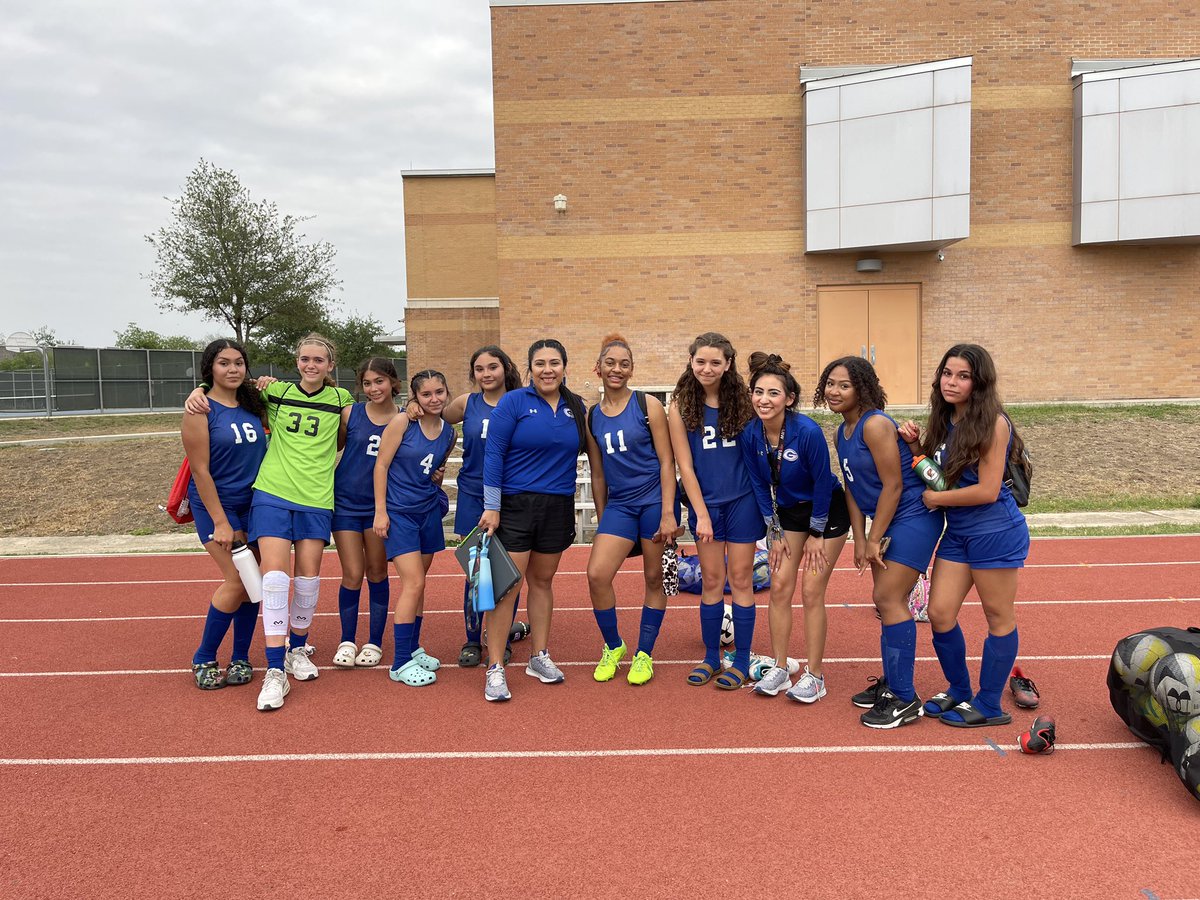 CoachArellano_'s tweet photo. And thatโs a wrap for our soccer season. ๐๐คโฝ๏ธ๐ฎ #YearlingPride https://t.co/37Uh6wkF0x
