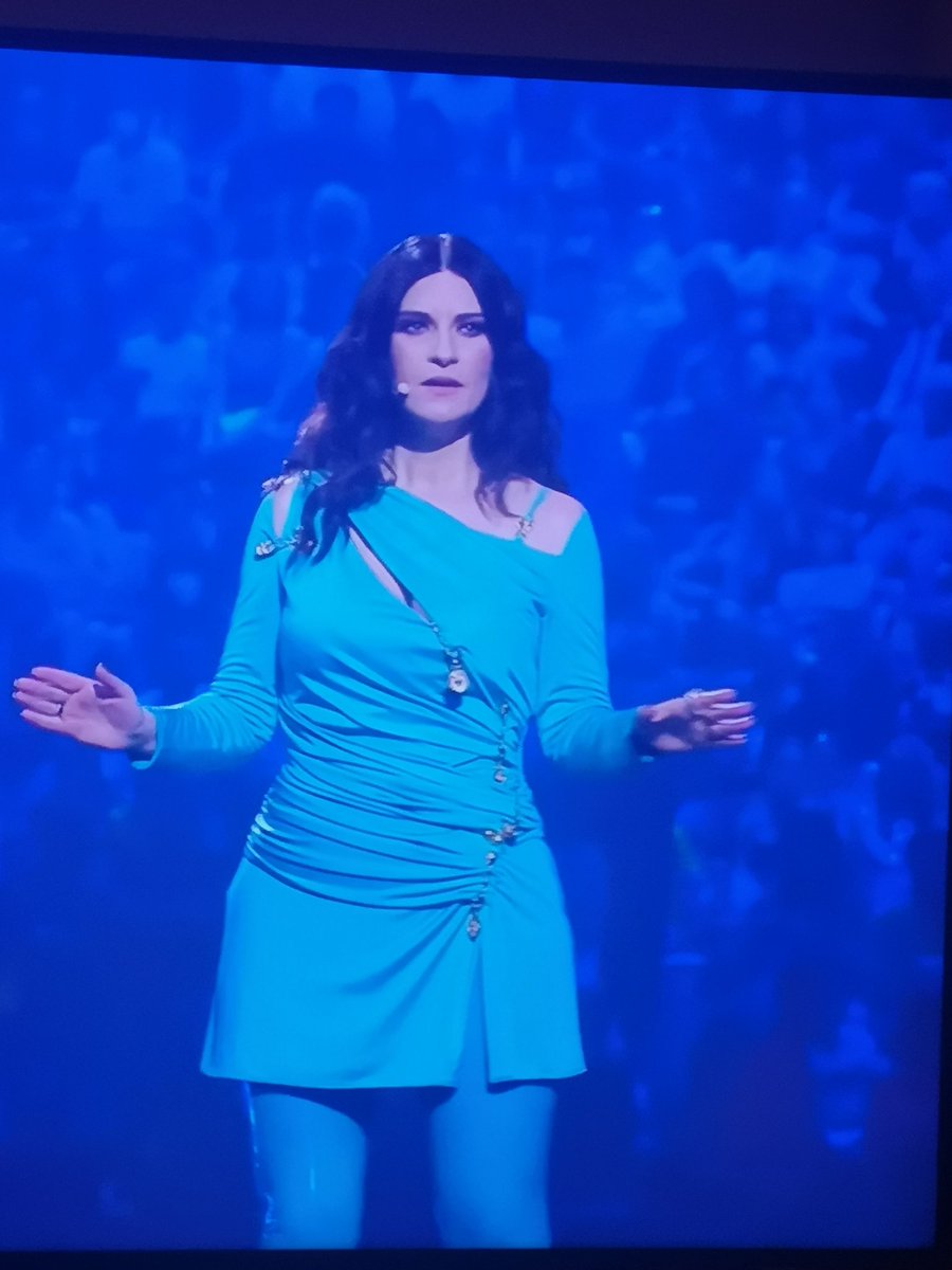 dismasterfrane's tweet photo. Laura Pausini vestita come una generica ambasciatrice di una specie aliena di Star Trek
#Eurovision https://t.co/b5TJHupdvP