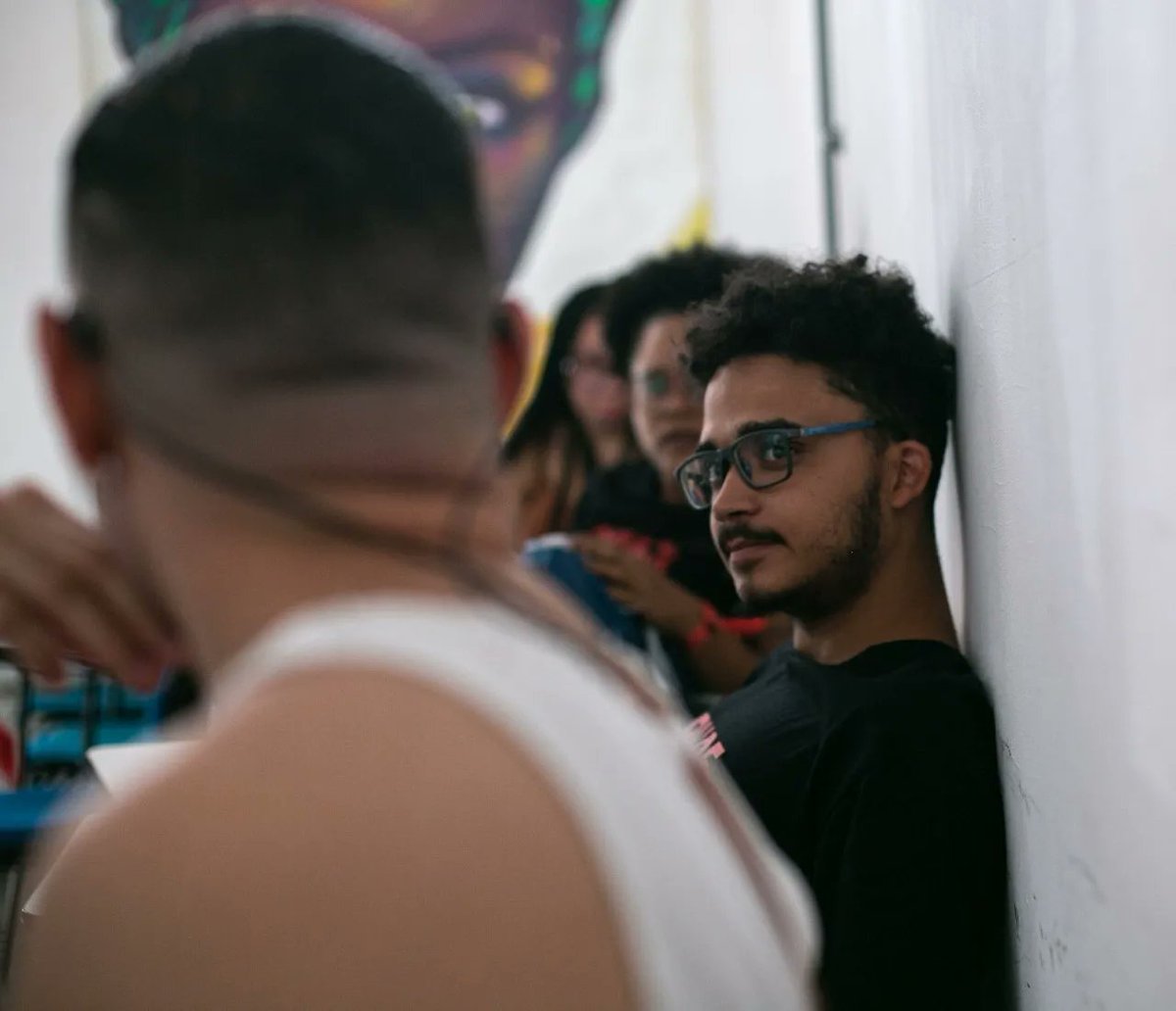 fotodequebrada's tweet photo. Henrique Jesus, na oficina de cobertura em tempo real, compartilhou seu conhecimento sobre produção e veiculação de imagens em grandes eventos. 🖤

📸 Marconi Cristino 

#fotodequebrada #fotografia #quebrada #foto #periferia https://t.co/Ct8AlUnmbk