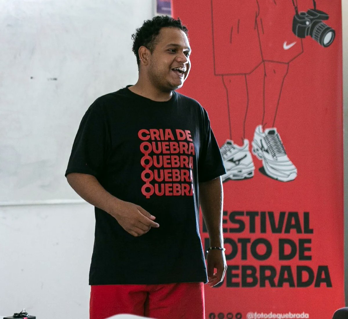 fotodequebrada's tweet photo. Henrique Jesus, na oficina de cobertura em tempo real, compartilhou seu conhecimento sobre produção e veiculação de imagens em grandes eventos. 🖤

📸 Marconi Cristino 

#fotodequebrada #fotografia #quebrada #foto #periferia https://t.co/Ct8AlUnmbk