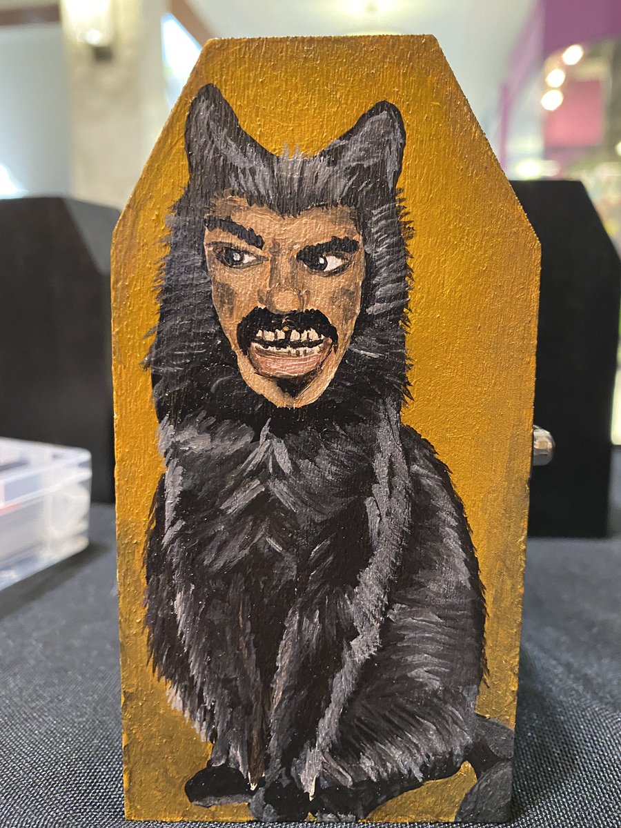 1331studios's tweet photo. He never gets the faces right... Painted this fun little Vlad cat coffin box this week. #WWDITS #WhatWeDoInTheShadows #vampires #vladcat @AJemaineClement https://t.co/hYMt2DiJBp